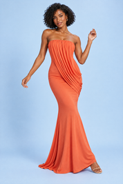 Robe longue orange à col montant et détails volantés | Vue en mouvement | Lounelle Paris