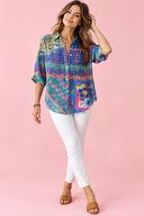 Blaue Bluse mit Blumenmuster und Kragen