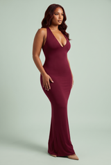Bordeauxrotes, figurbetontes Maxikleid mit tiefem V-Ausschnitt und freiem Rücken