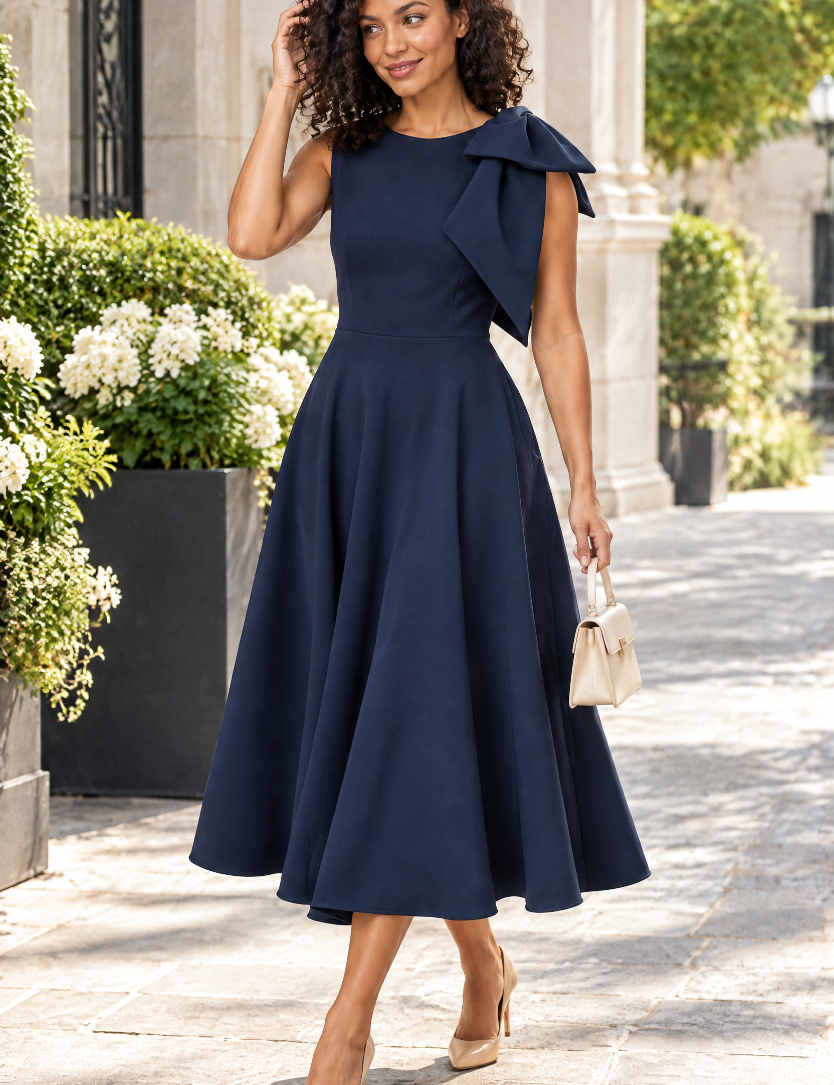 Robe midi bleu marine à encolure asymétrique et manche à nœud | Photo lifestyle | Lounelle Paris
