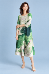 Grünes plissiertes Midikleid mit abstraktem Print