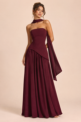 Bordeauxrotes Maxikleid mit asymmetrischem Ausschnitt