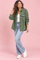 Salbeigrüne Hemdjacke mit ausgefransten Kanten