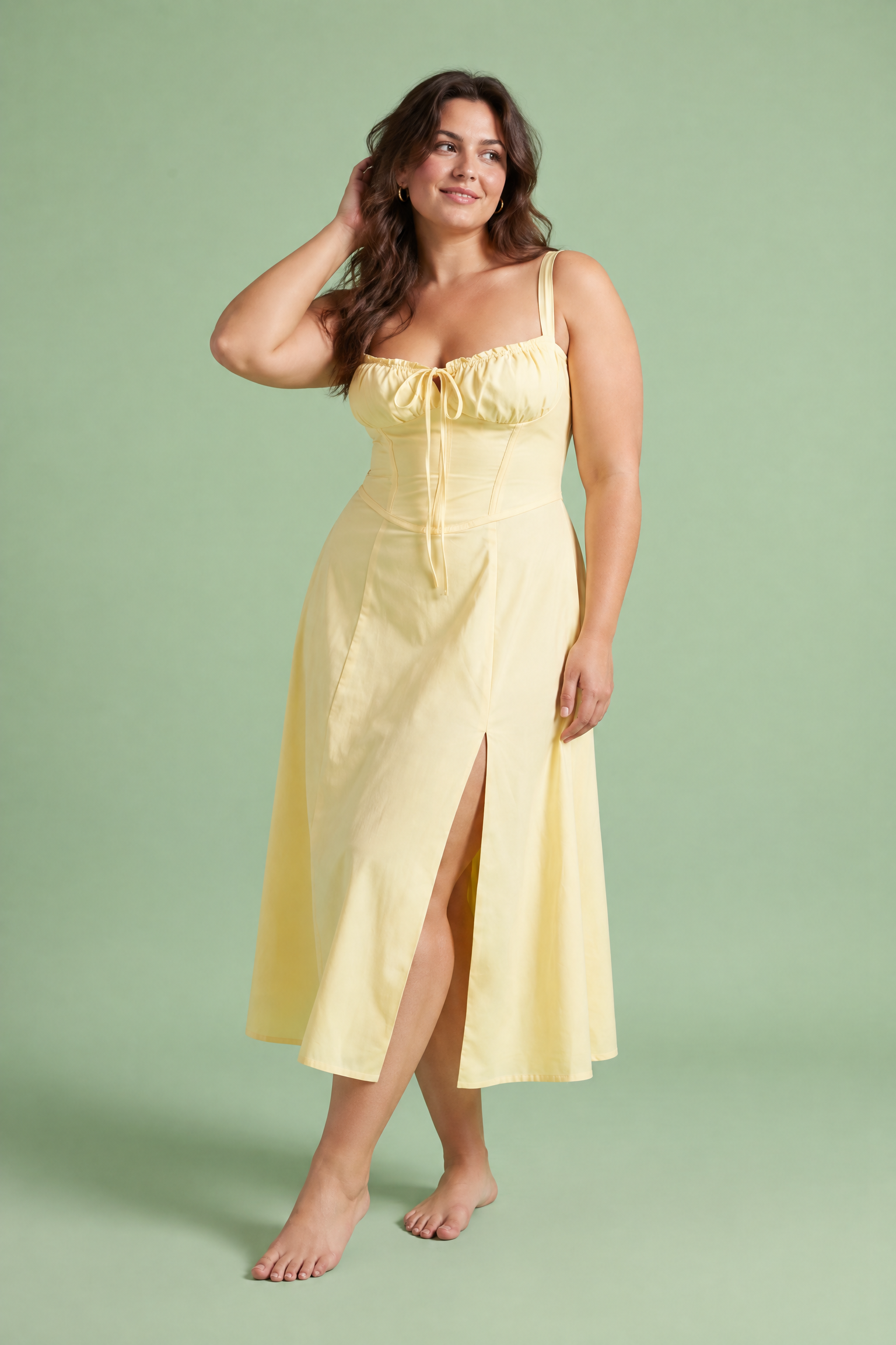 Robe midi jaune clair à coupe trapèze et encolure carrée | Porté sur une silhouette plus ronde | Lounelle Paris