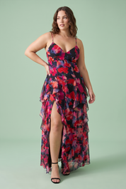 Robe longue noire asymétrique à manches cape et imprimé lys | Porté sur une autre silhouette | Lounelle Paris