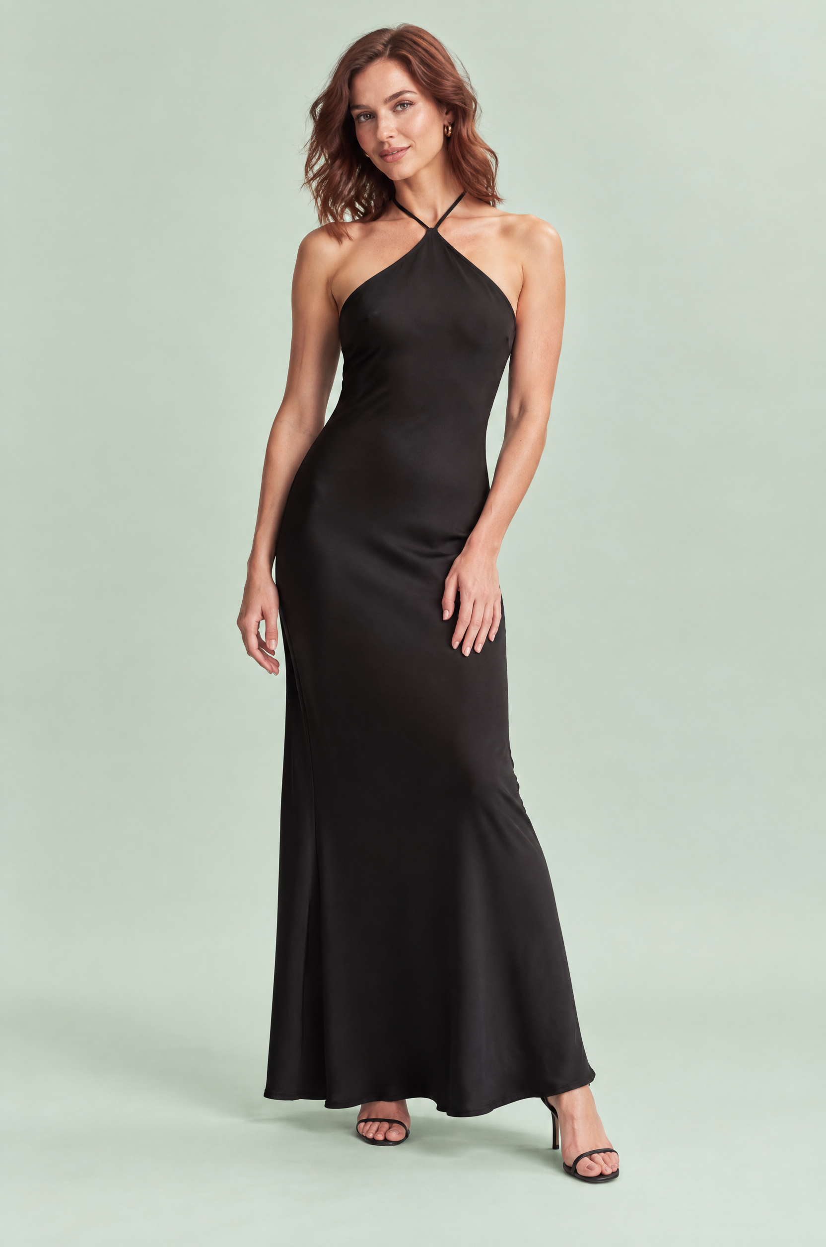 Robe longue noire torsadée à encolure américaine, effet cape | Vue de face | Lounelle Paris