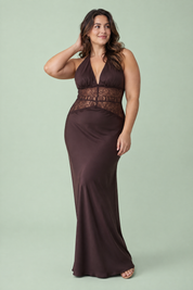 Robe longue marron foncé à encolure américaine et empiècement en dentelle | Porté sur une silhouette plus ronde | Lounelle Paris