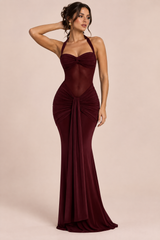 Langes bordeauxrotes figurbetontes Neckholderkleid mit Raffungen