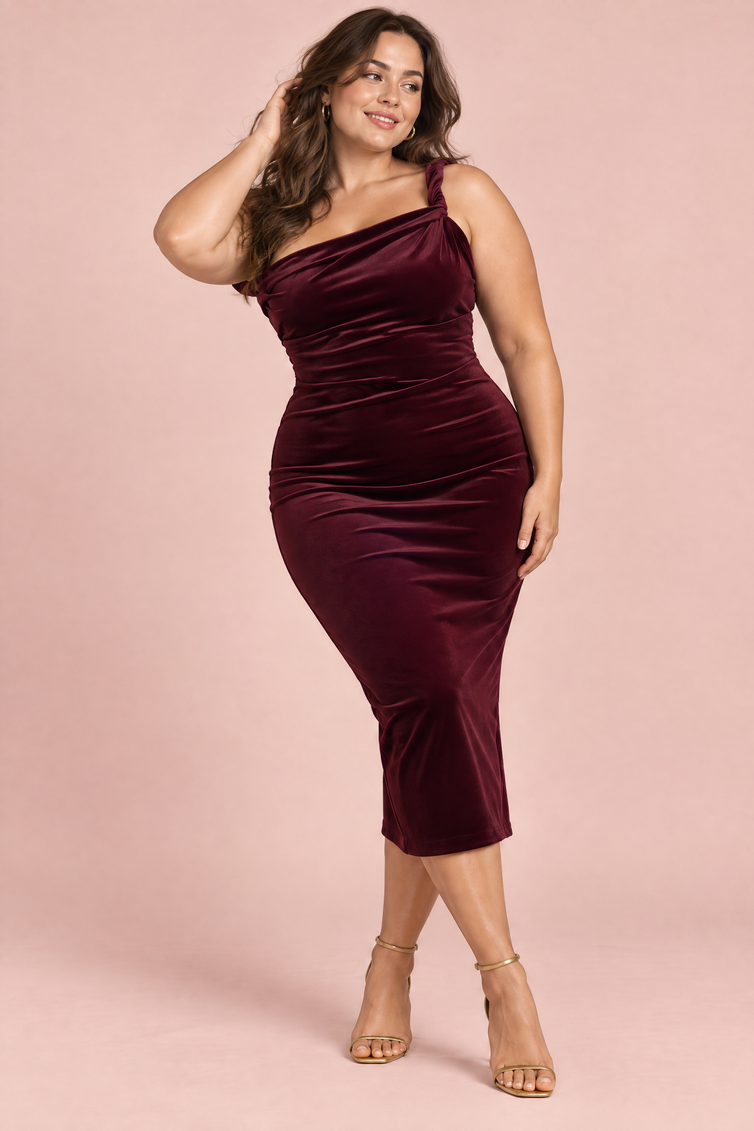 Robe longue en velours bordeaux à épaule torsadée et coupe asymétrique | Porté sur une silhouette plus ronde | Lounelle Paris