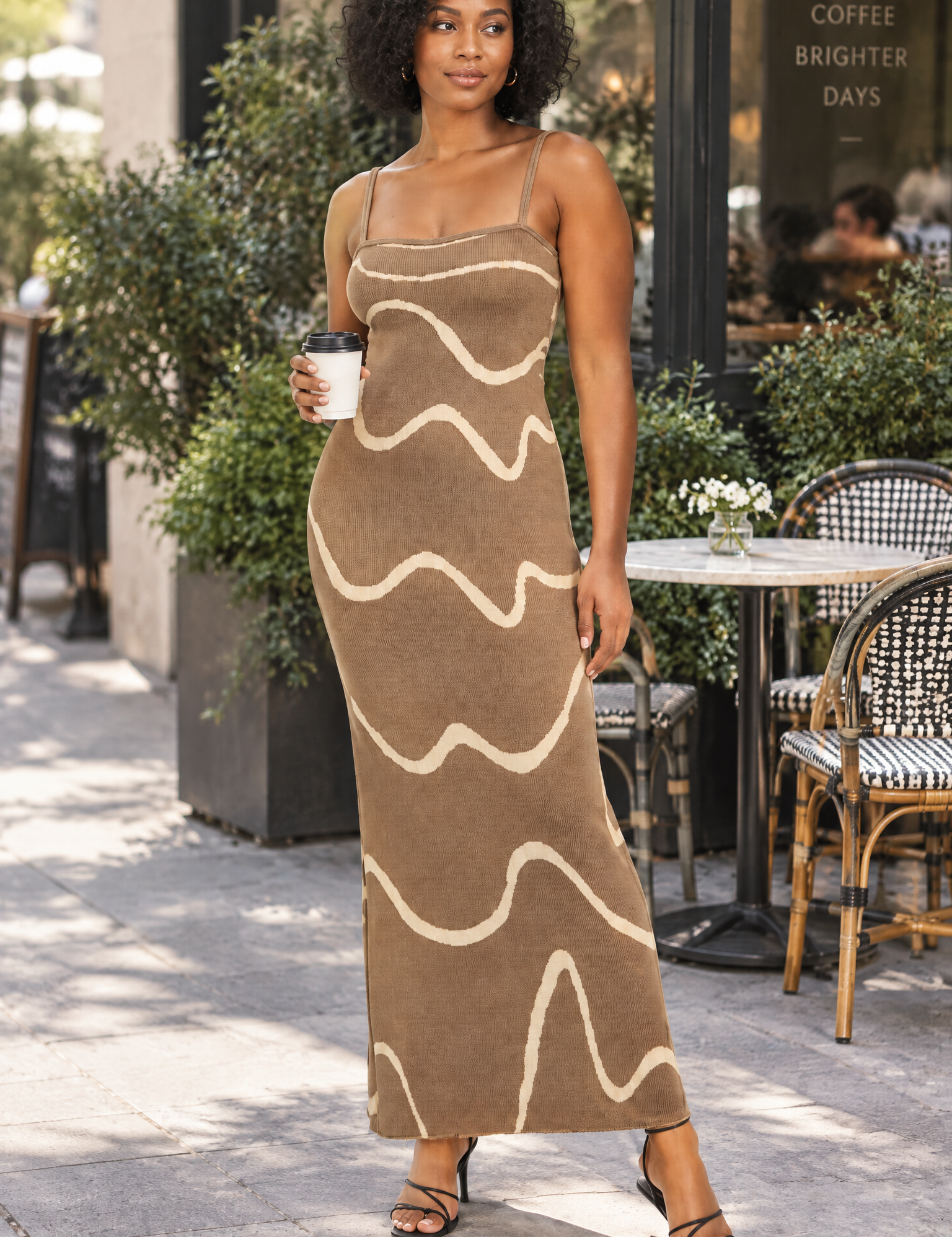 Robe longue rayée dos nu kaki | Photo lifestyle | Lounelle Paris