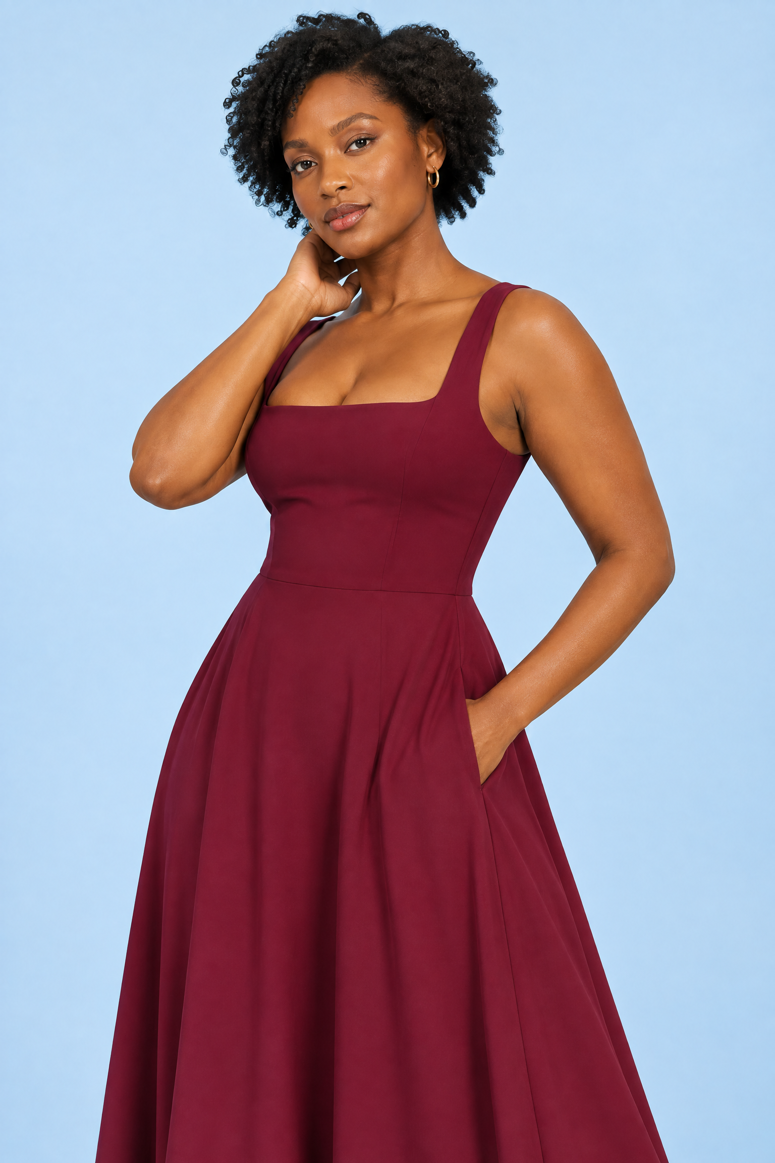 Robe midi bordeaux à fines bretelles et ourlet ample | Vue rapprochée | Lounelle Paris