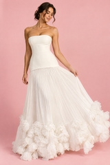 Trägerloses plissiertes weißes Abendkleid