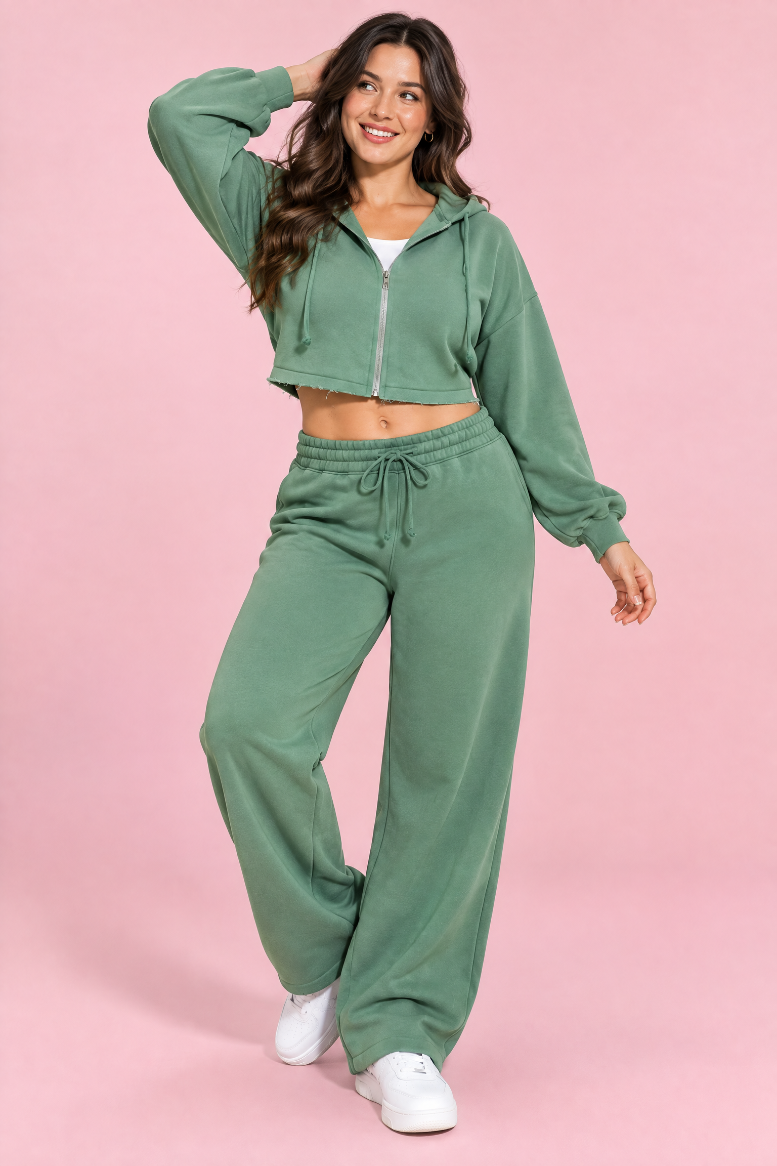 Ensemble vert sauge avec sweat zippé court | Porté sur une autre silhouette | Lounelle Paris