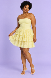 Robe courte jaune en dentelle à encolure carrée et volants | Porté sur une silhouette plus ronde | Lounelle Paris