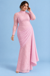 Robe longue moulante en dentelle rose à col montant et jupe drapée | Porté sur une silhouette plus ronde | Lounelle Paris