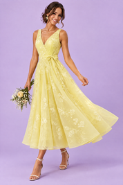 Robe midi fleurie jaune à la coupe patineuse | Vue en mouvement | Lounelle Paris