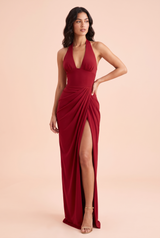 Rotes Maxikleid mit tiefem V-Ausschnitt