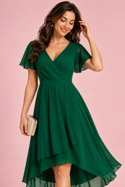 Robe vert foncé à manches volantées et ourlet asymétrique | Vue rapprochée | Lounelle Paris
