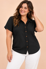 Chemise noire à manches courtes et col classique | Porté sur une silhouette plus ronde | Lounelle Paris