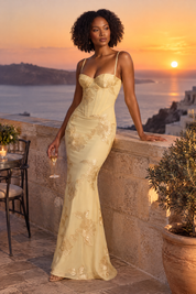 Robe longue jaune à broderies florales | Deuxième photo lifestyle | Lounelle Paris