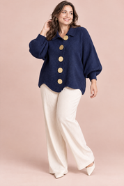 Cardigan oversize bleu marine à col | Porté sur une silhouette plus ronde | Lounelle Paris