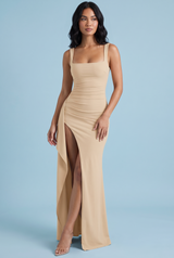 Beiges Maxikleid mit eckigem Ausschnitt, Raffungen und Schlitz