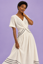 Robe portefeuille écrue à col V | Vue rapprochée | Lounelle Paris