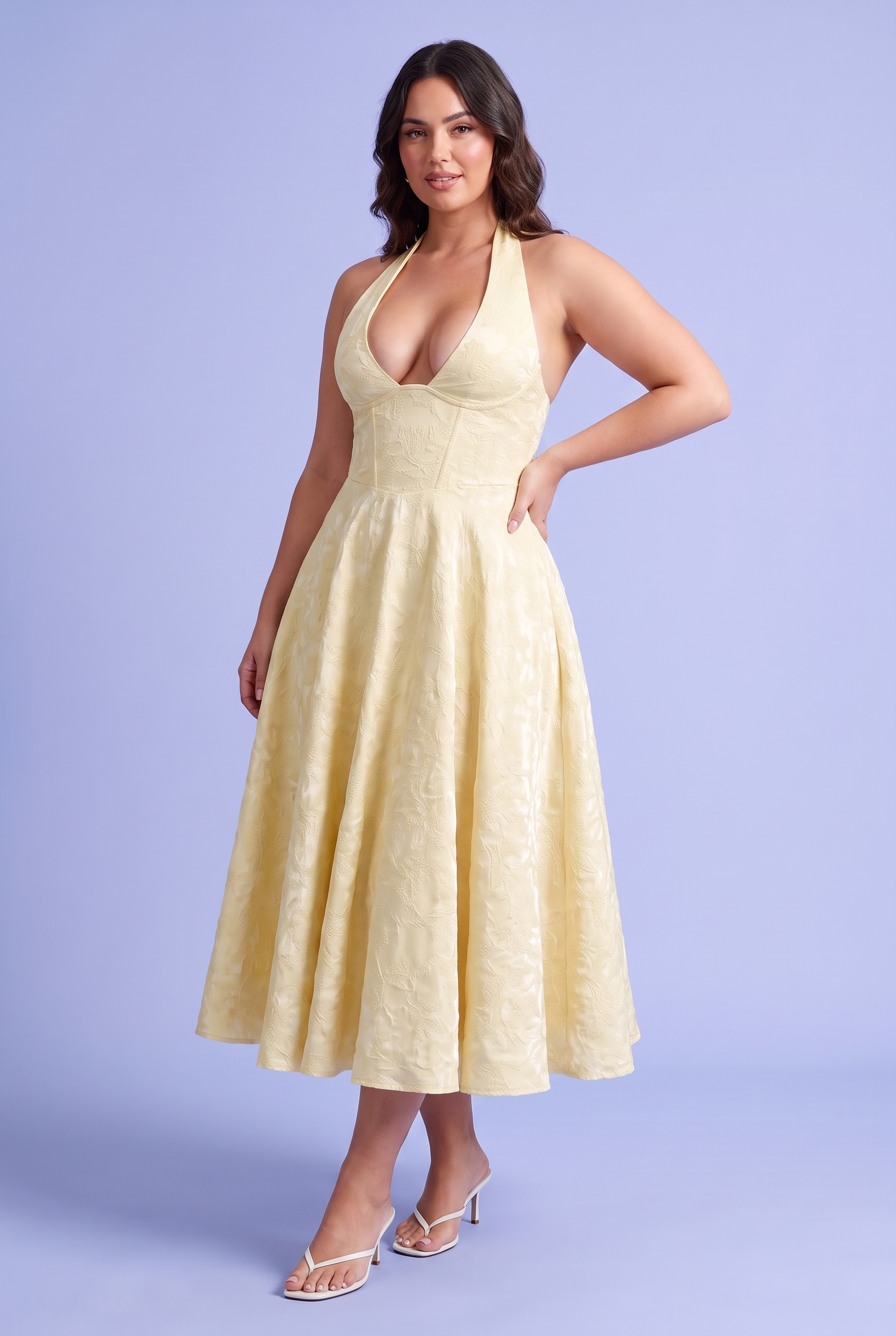 Robe midi jaune en dentelle à décolleté plongeant | Porté sur une autre silhouette | Lounelle Paris