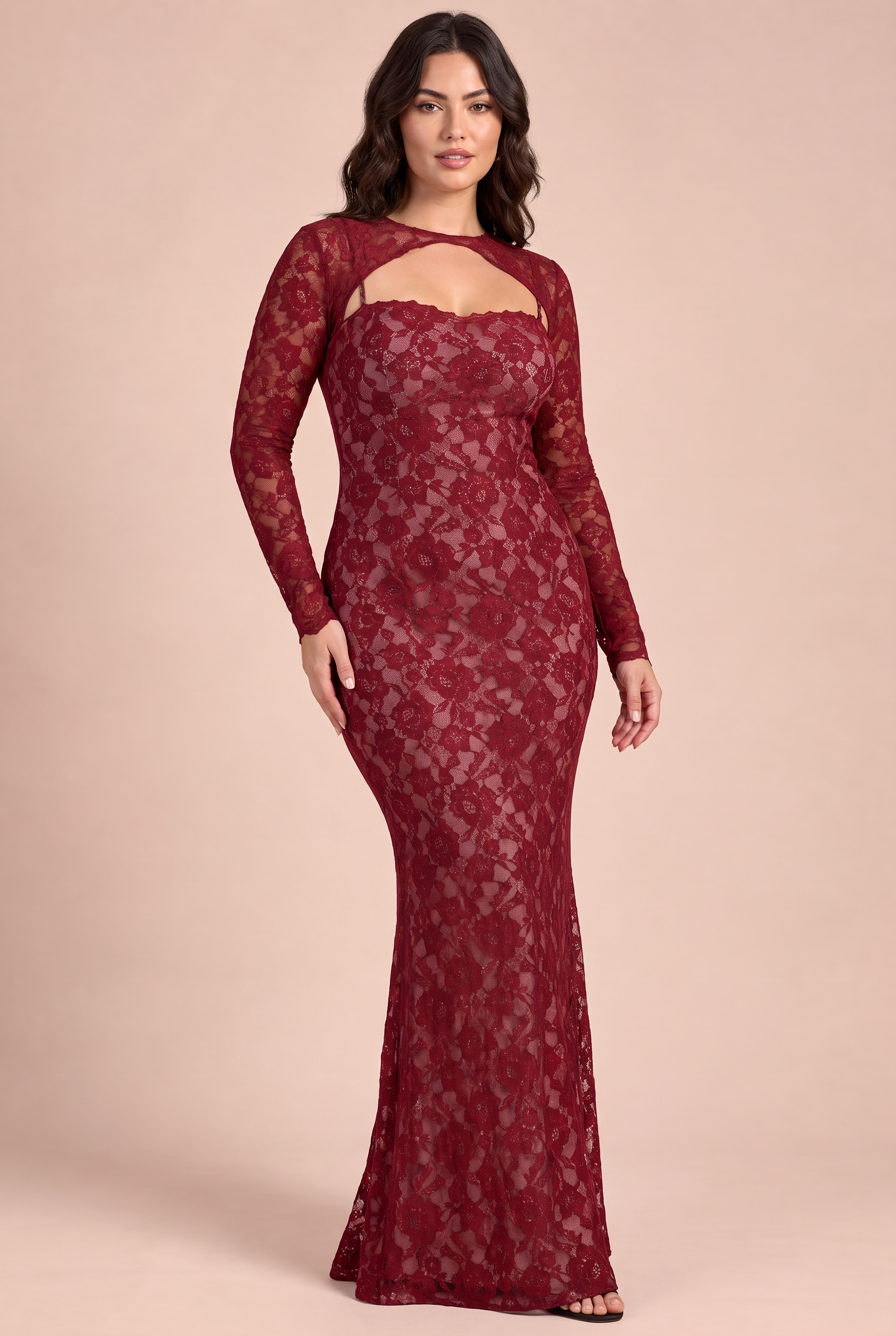 Robe longue en dentelle bordeaux à décolleté cœur | Porté sur une autre silhouette | Lounelle Paris