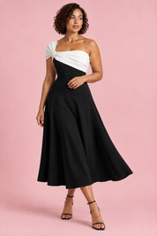 Robe midi noire et blanche asymétrique à une épaule | Porté sur une autre silhouette | Lounelle Paris