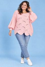 Pull rose oversize ajouré à col bateau | Porté sur une silhouette plus ronde | Lounelle Paris