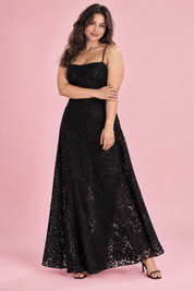 Robe longue fleurie noire | Porté sur une silhouette plus ronde | Lounelle Paris