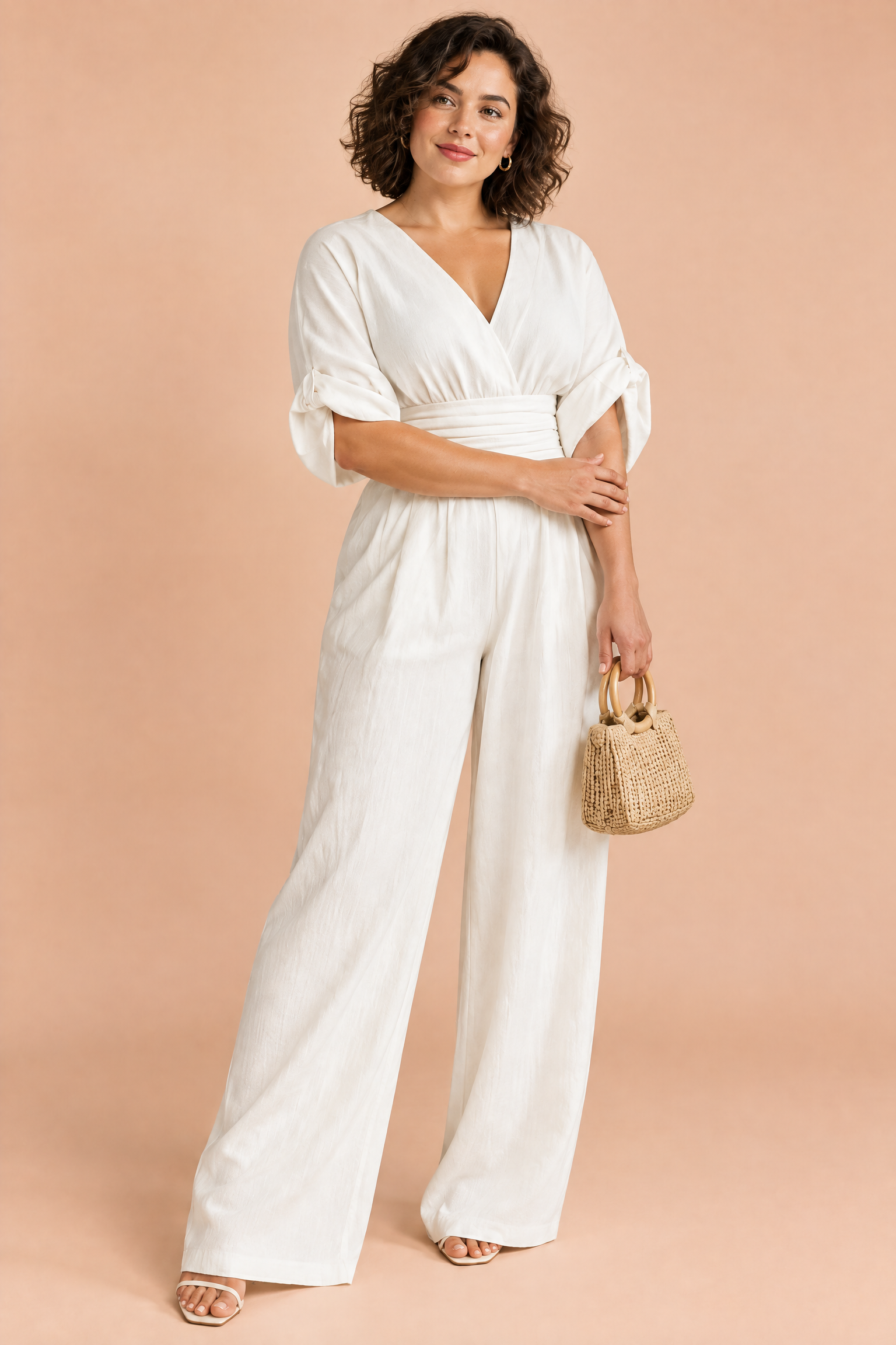 Combinaison pantalon blanche à col V et jambes larges | Porté sur une silhouette plus ronde | Lounelle Paris