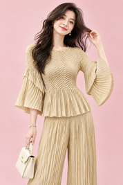 Ensemble plissé beige avec pantalon large | Vue rapprochée | Lounelle Paris