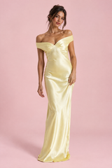 Hellgelbes Satin-Maxikleid mit Raffungen und freien Schultern