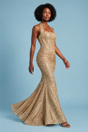 Robe dorée à sequins et encolure américaine | Vue en mouvement | Lounelle Paris