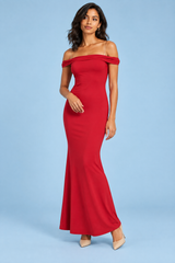Rotes asymmetrisches Maxikleid mit freien Schultern und gedrehtem Detail
