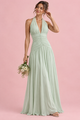 Hellgrünes Maxikleid mit tiefem V-Ausschnitt und Raffdetails