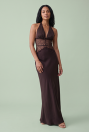 Robe longue marron foncé à encolure américaine et empiècement en dentelle | Vue de face | Lounelle Paris