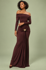 Bordeauxrotes asymmetrisches Maxikleid mit Raffungen und Drapierung