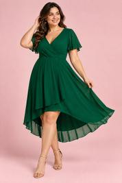 Robe vert foncé à manches volantées et ourlet asymétrique | Porté sur une silhouette plus ronde | Lounelle Paris