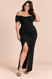 Robe longue noire style Bardot, nœud et fente haute | Porté sur une silhouette plus ronde | Lounelle Paris