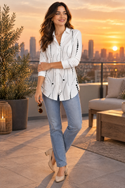 Chemise blanche boutonnée à imprimé géométrique | Deuxième photo lifestyle | Lounelle Paris