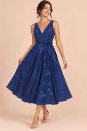 Robe midi fleurie bleu marine à la coupe patineuse | Vue de face | Lounelle Paris
