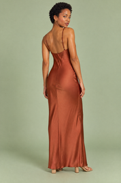 Robe longue satinée marron à col bénitier | Vue de dos | Lounelle Paris