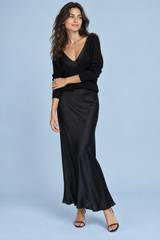 Schwarzes Satin-Maxikleid mit asymmetrischem Ausschnitt und Federdetails