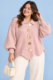 Cardigan oversize rose poudré à col | Porté sur une silhouette plus ronde | Lounelle Paris