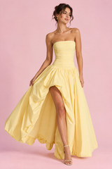 Gelbes gerafftes trägerloses Maxikleid