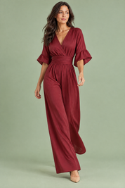 Combinaison pantalon bordeaux à col V et jambes larges | Vue en mouvement | Lounelle Paris