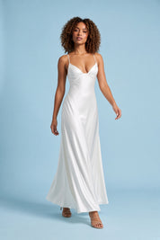 Robe longue satinée blanche à col V | Vue en mouvement | Lounelle Paris